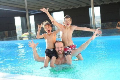ImageMann mit Kindern im Pool