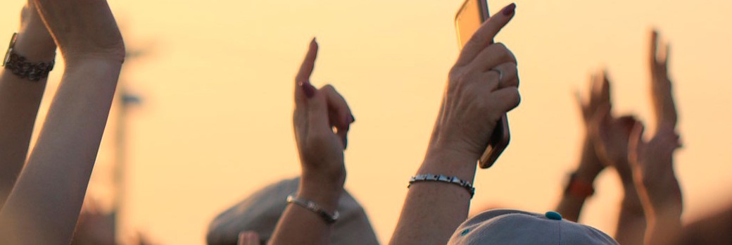 Hände in der Luft und Konzertstimmung