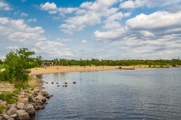 Der Cospudener See mit Beachclub bei Leipzig