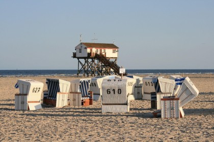 ImageStrand mit Strandkörben und Pfahlbauten
