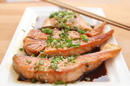 ImageLachsfilet mit Stäbchen