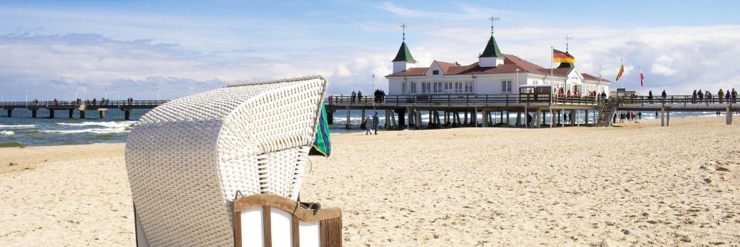 Seebrücke Ahlbeck mit Strandkorb im Vordergrund