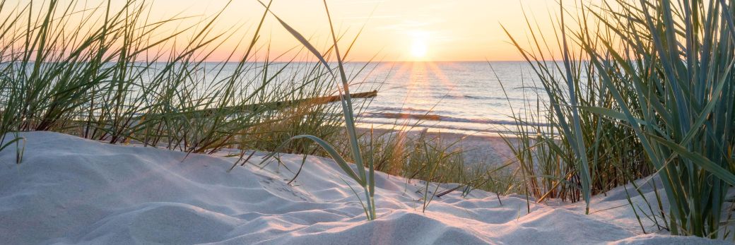 Blick über den Strand auf die Ostsee