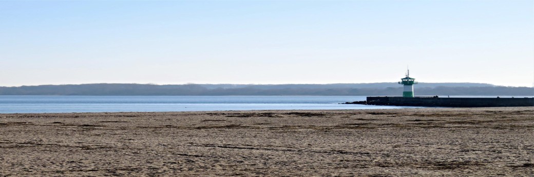 Strand von Travemünde mit Leuchtturm