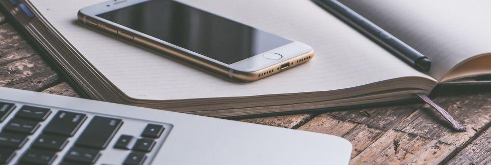Laptop, Smartphone & Notizbuch