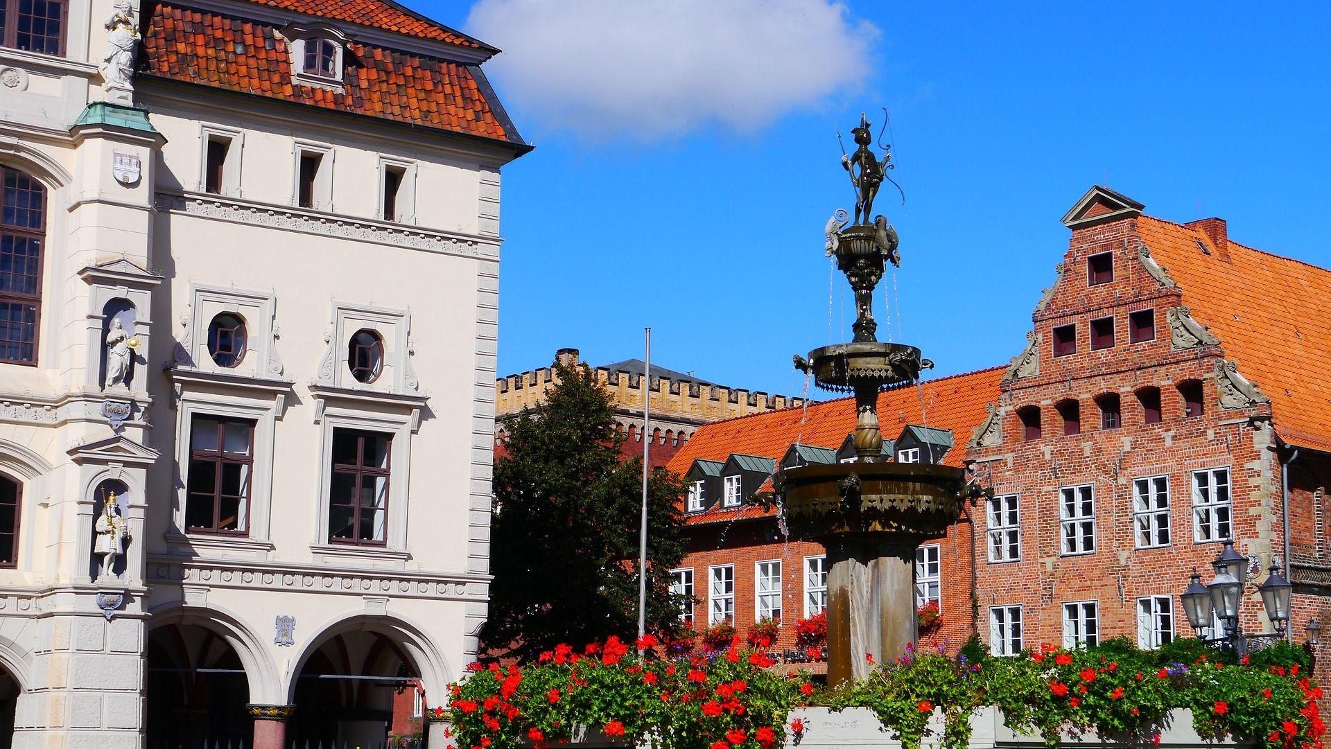 Marktplatz von Lüneburg mit Brunnen