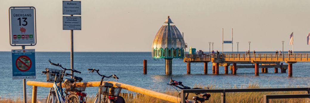Seebrücke von Zingst mit Tauchgondel