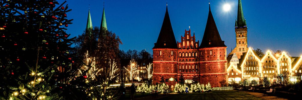 Holstentor mit Weihnachtsbaum im Vordergrund