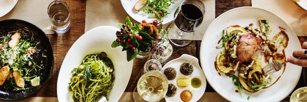 Imagegedeckter Tisch mit hochwertigen Gerichten