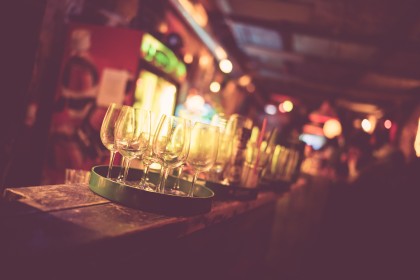 ImageGläser auf dem Tresen einer Bar