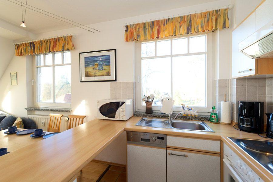 Die Küchenzeile mit Spüle uvm