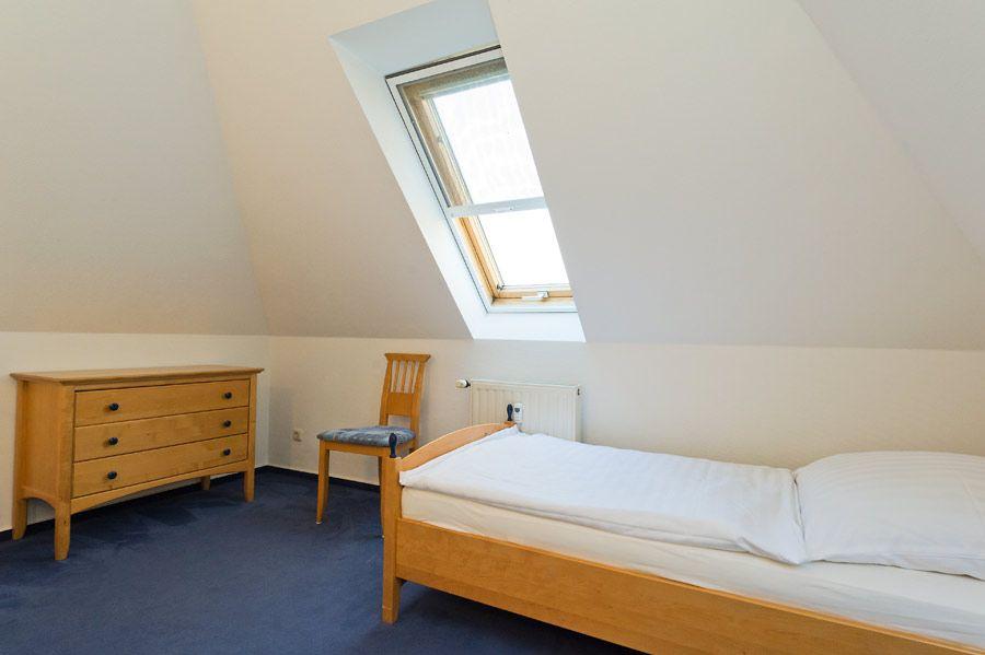 Das 2. Schlafzimmer mit Einzelbetten und Kommode