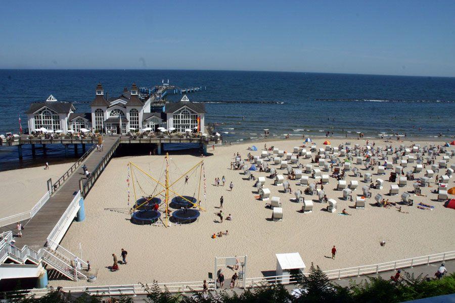 Die Seebrücke mit Strand und Strandkörben
