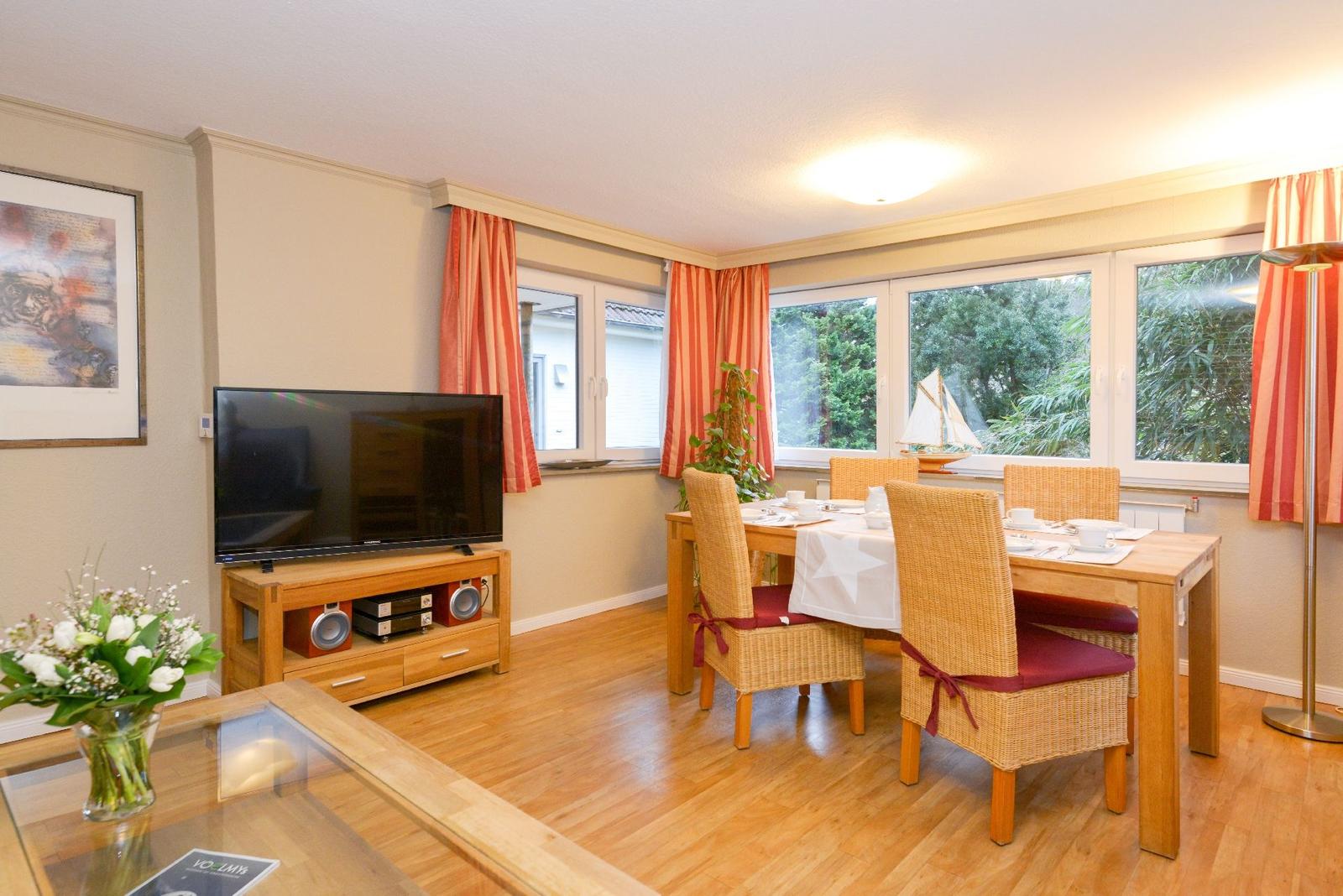 Wohnzimmer mit großem Flat TV
