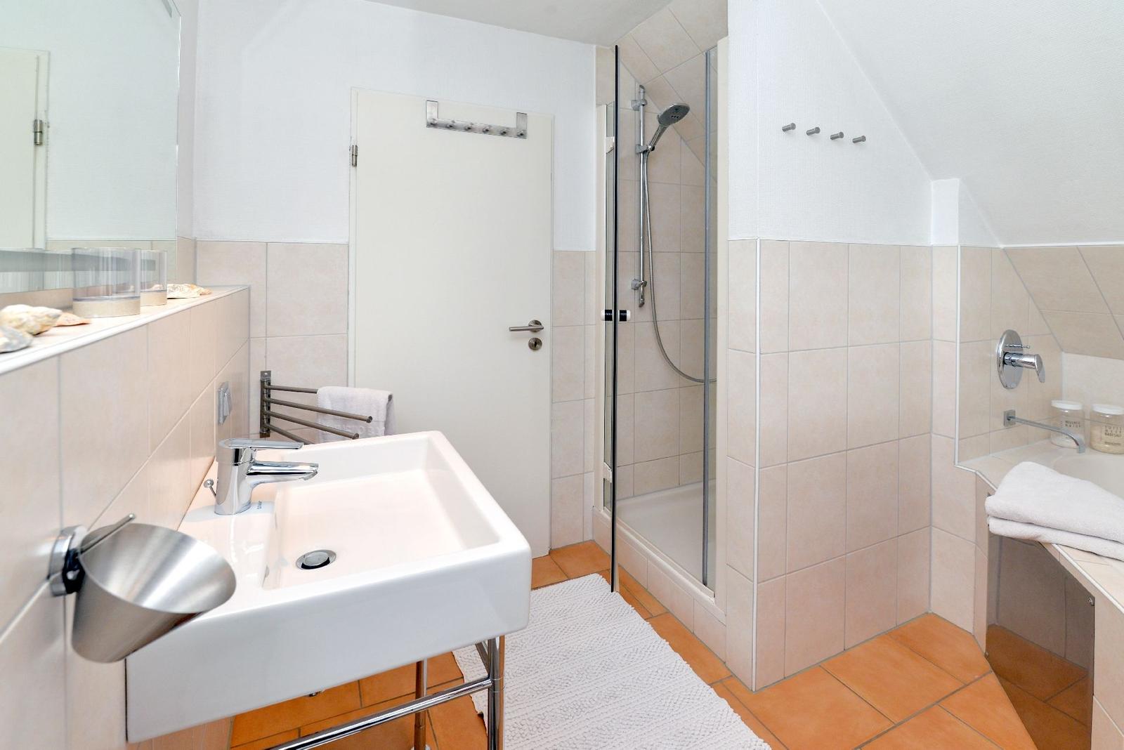 Badezimmer mit Echtglasdusche