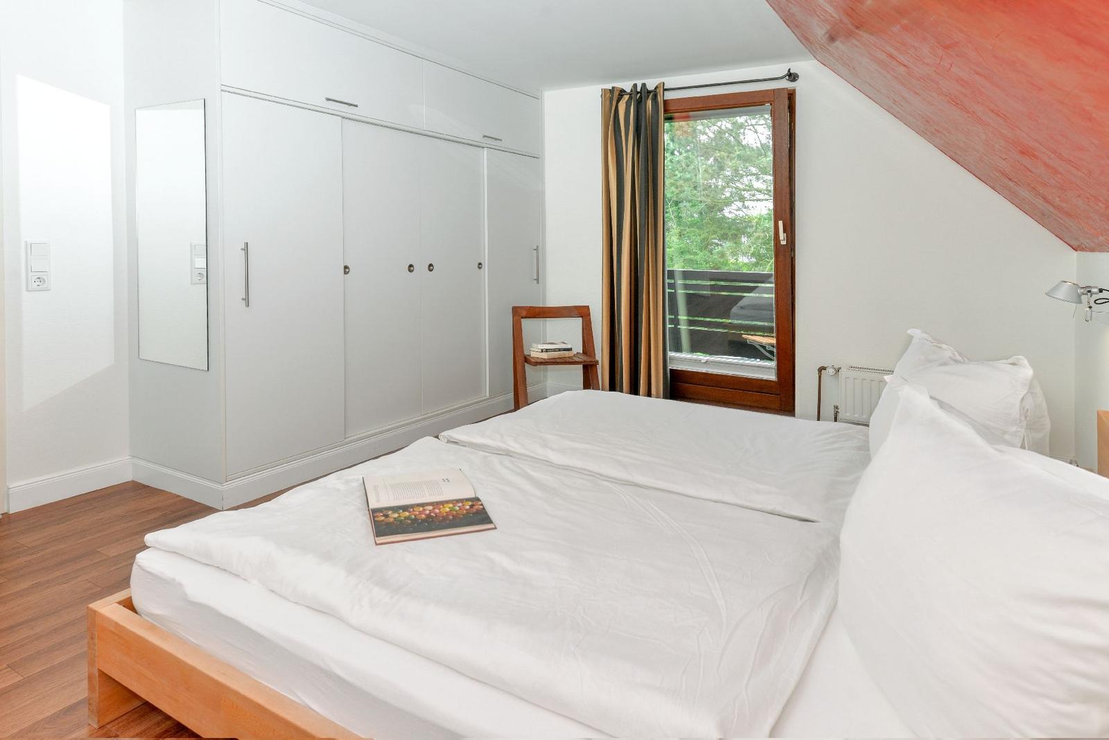 Schlafzimmer mit großem Einbauschrank