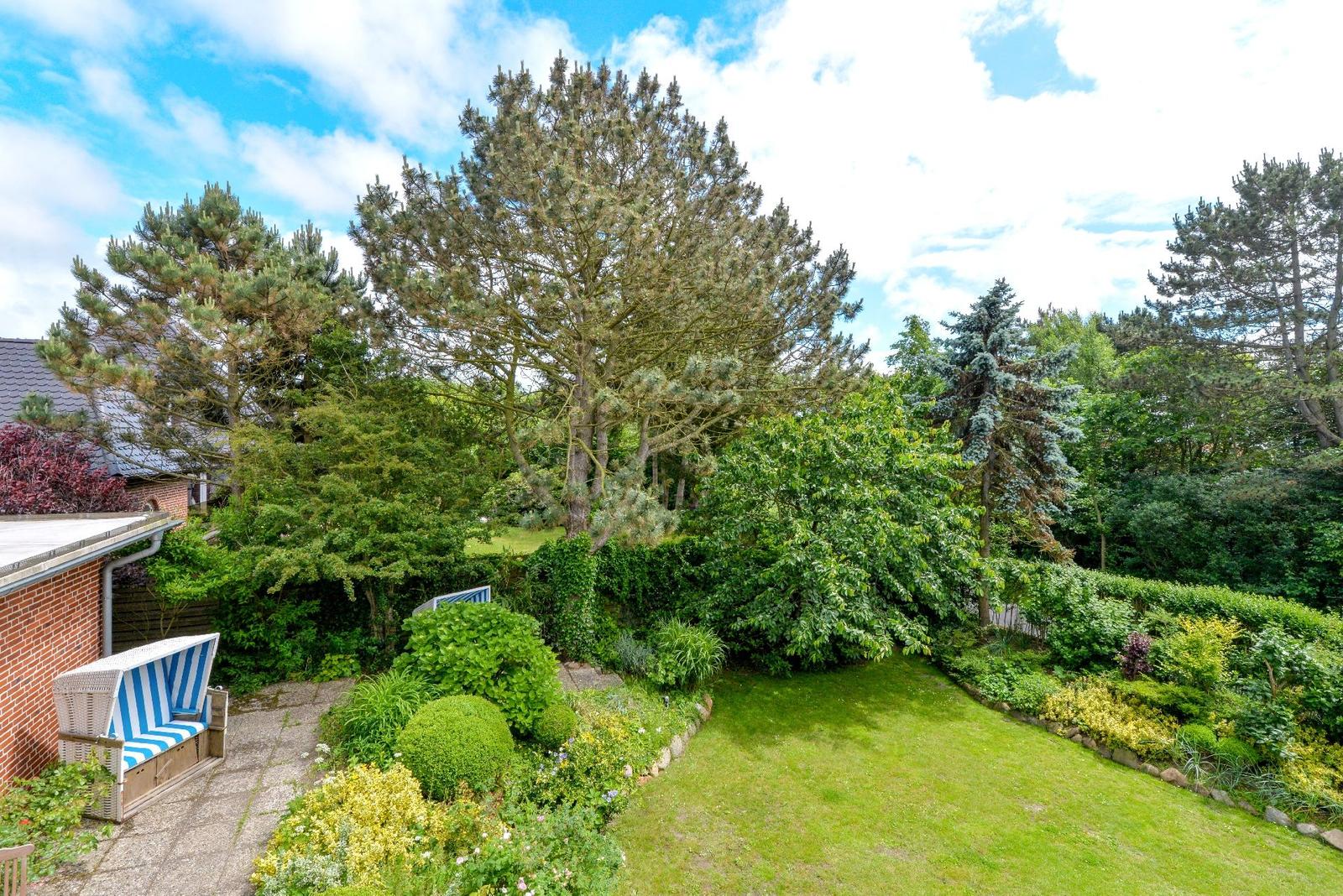 Blick vom Balkon in den Garten