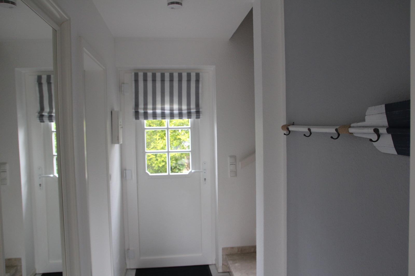 Heller Flur mit Blick zur Haustür