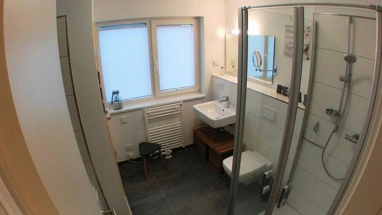 Zweites Bad mit Dusche, Whirlpool und Sauna