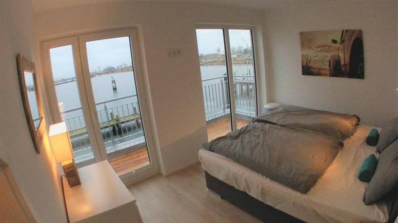 Schlafzimmer eins mit Ostsee/Hafenblick