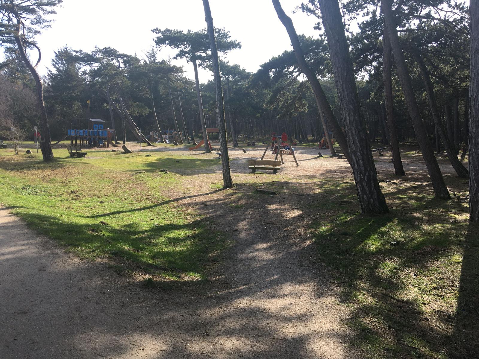 Der große Spielplatz am Ende der Waldallee (ca. 200m)