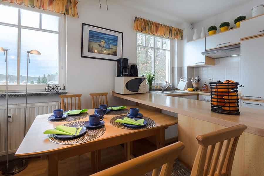 Esstisch und Küchenzeile