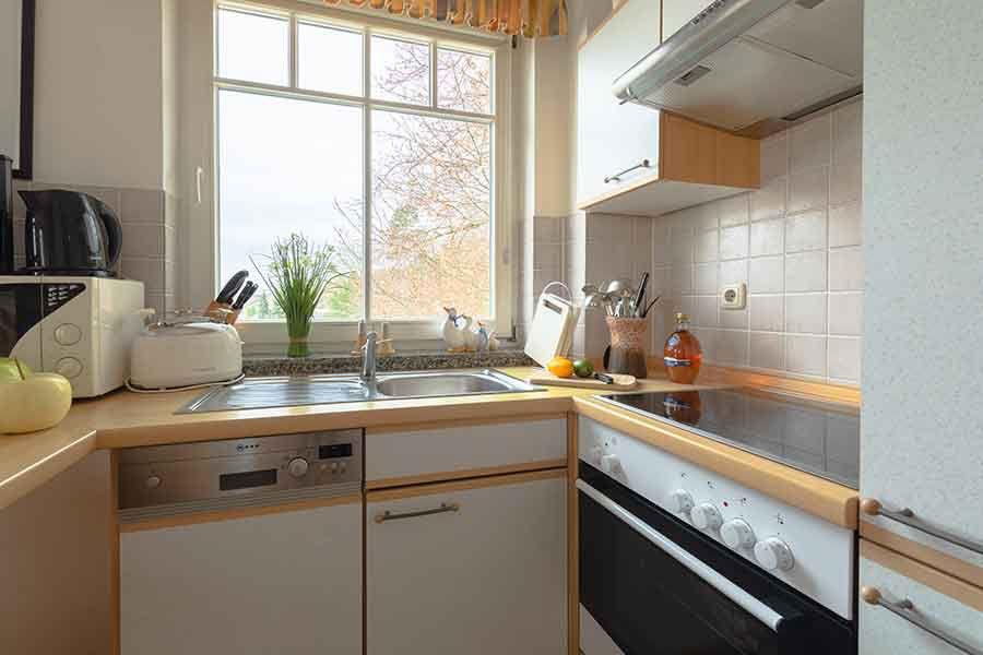 komplett eingerichtete Küchenzeile