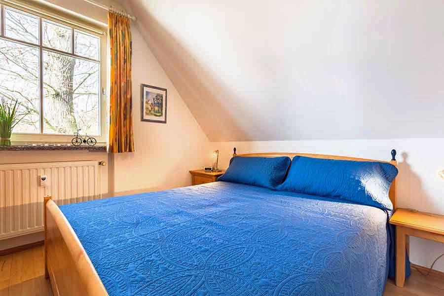 Schlafzimmer mit Doppelbett