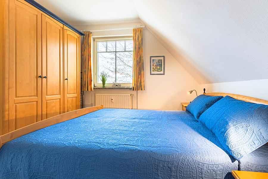 und großem Kleiderschrank