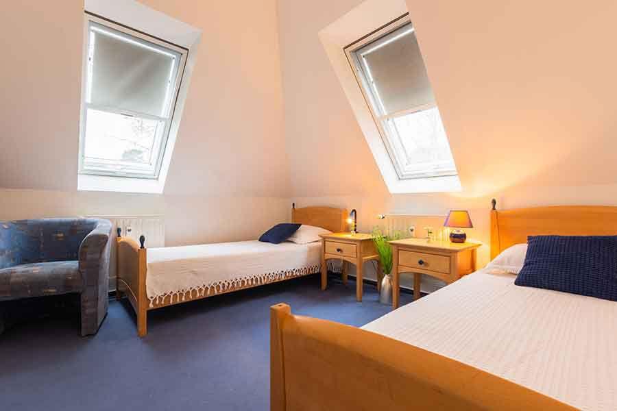 Schlafzimmer auf der Galerie mit 2 Einzelbetten
