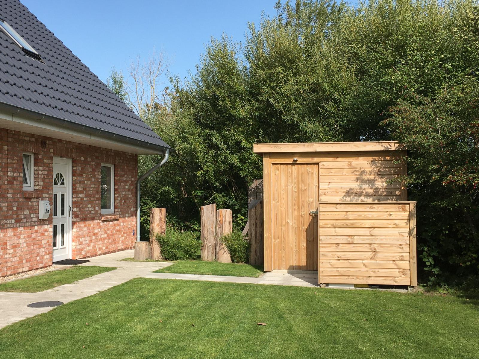 Aussenansicht mit Gartenhaus