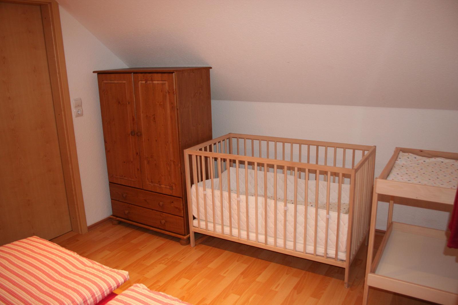 das 5. Schlafzimmer verfügt über ein zusätzliches Kinderbett und einen Wickeltisch