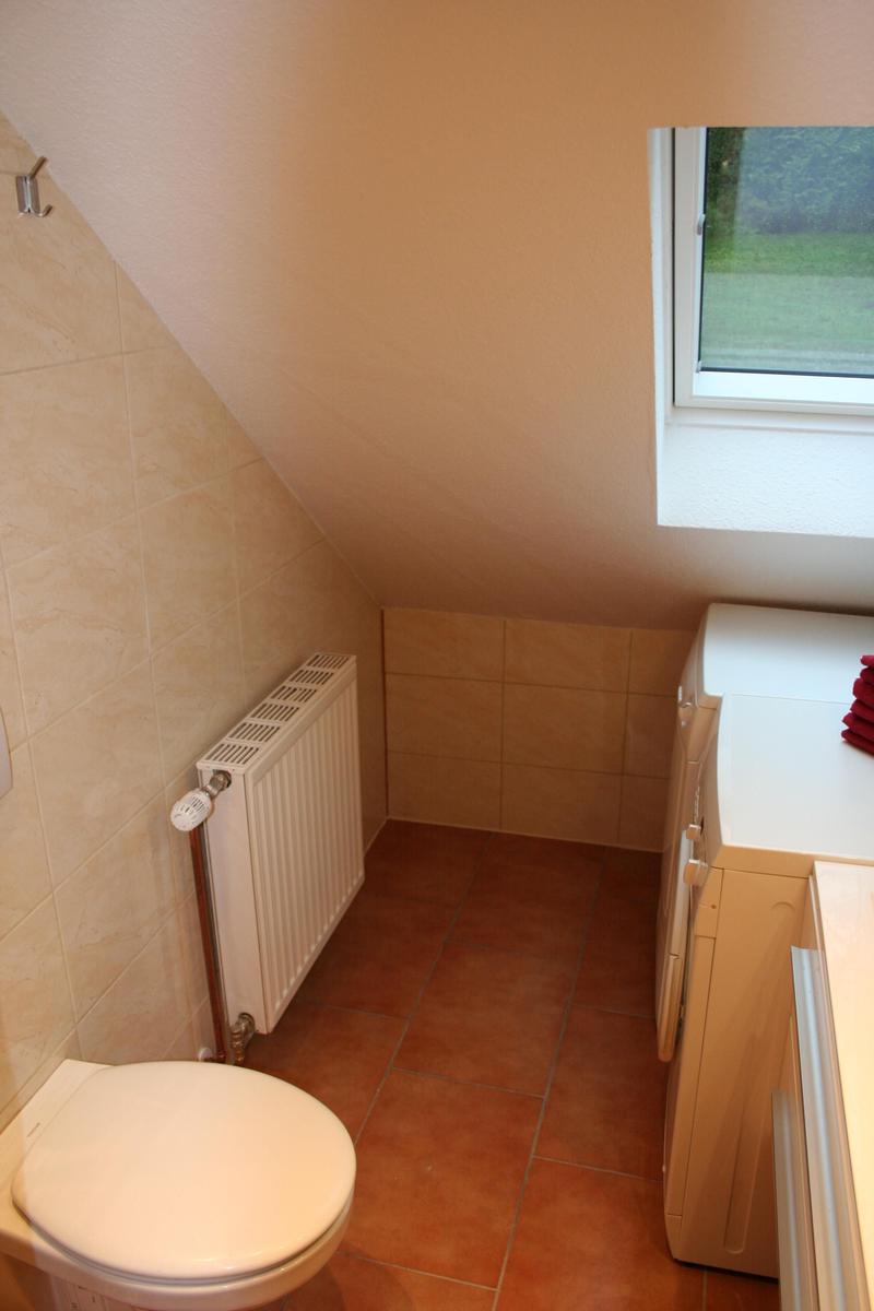 Toilette mit Waschplatz, Waschmaschine und Wäschetrockner in der 1. Etage