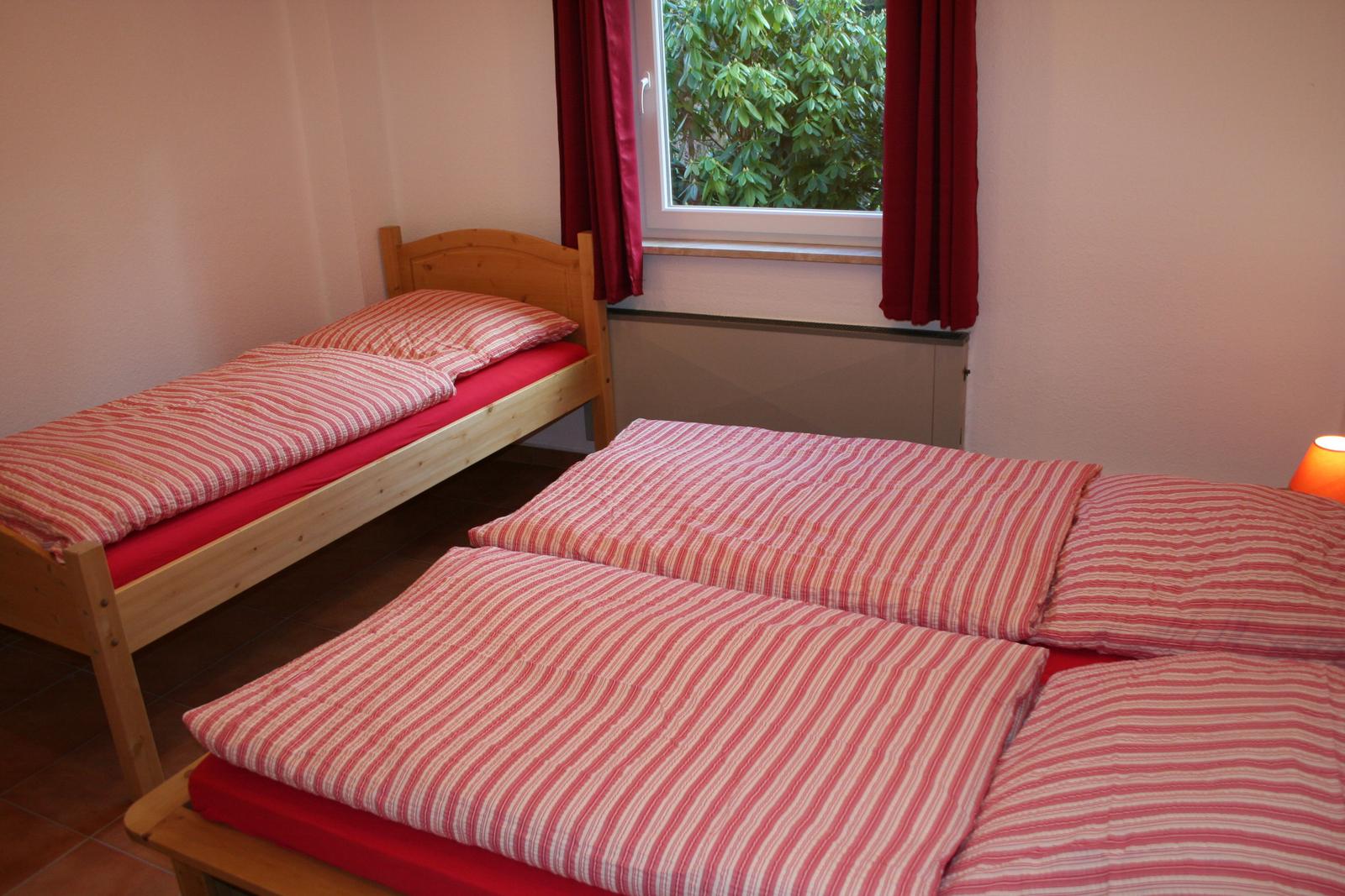 1. Schlafzimmer im EG mit Doppelbett und Einzelbett