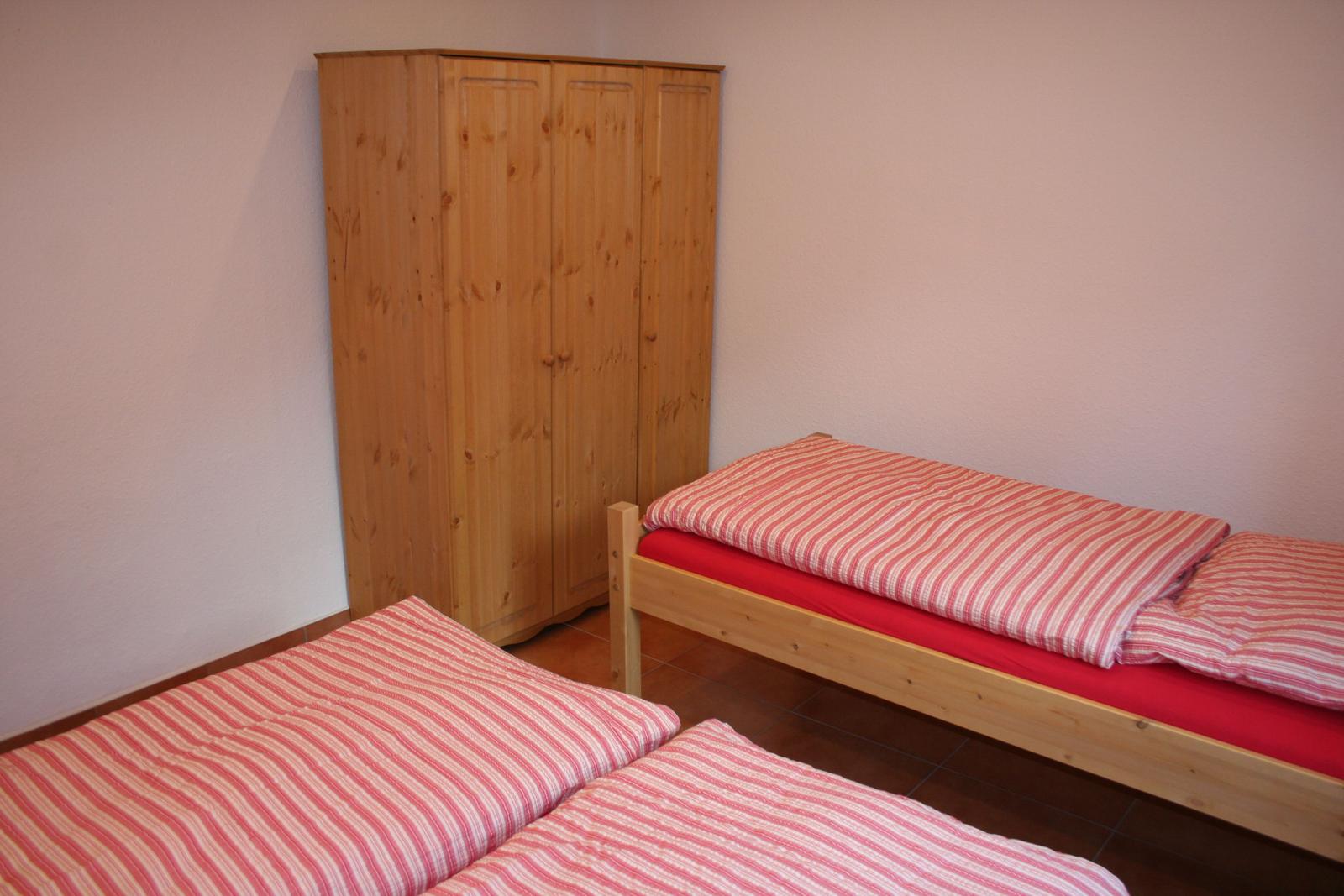 das 1. Schlafzimmer im EG mit zusätzlichem Einzelbett