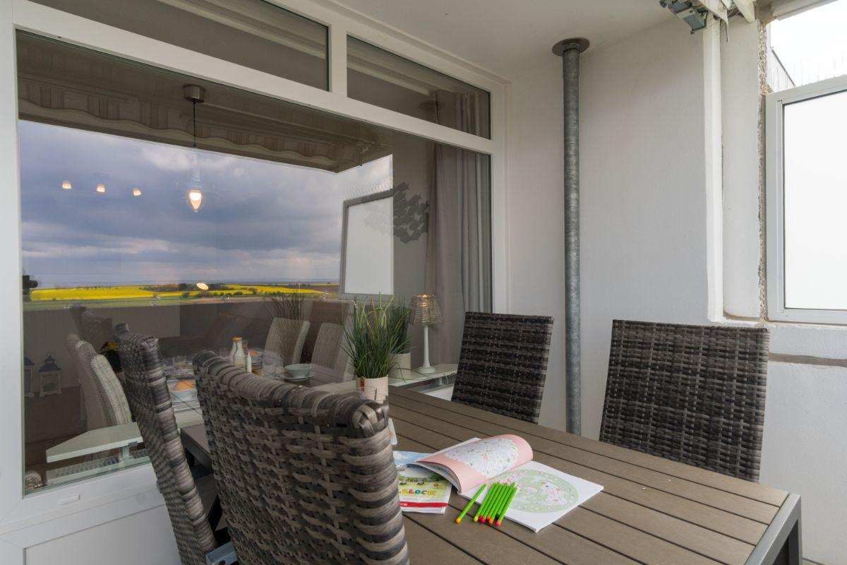 großer Balkon ...