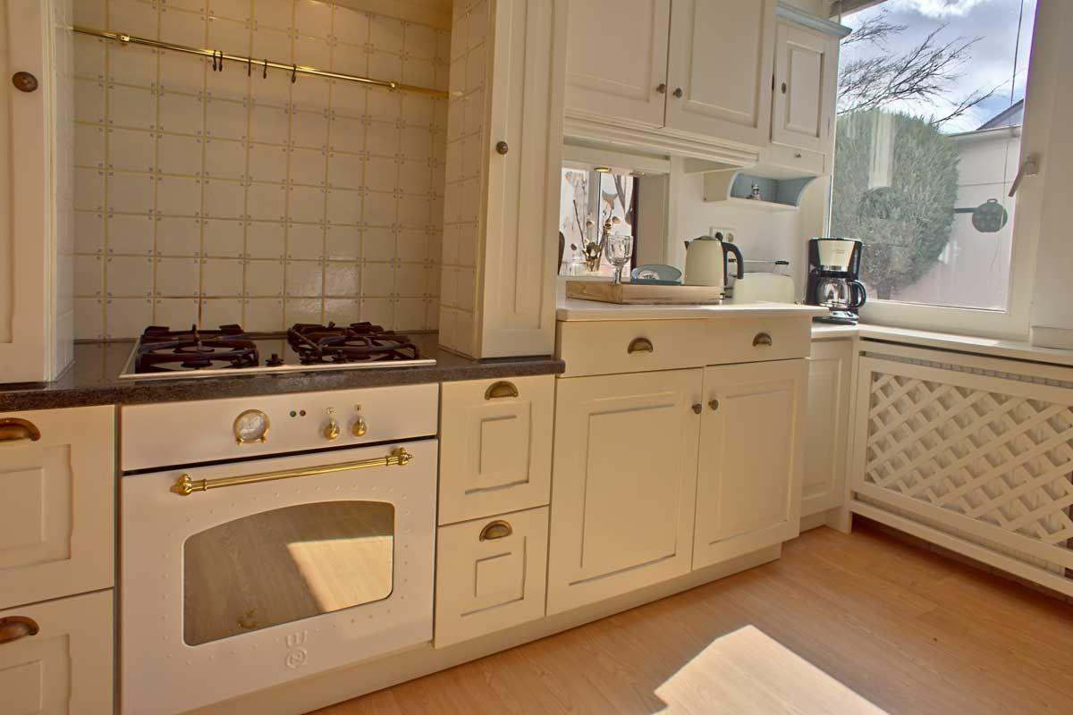 Voll ausgestattete Küche mit Gasherd und Gasofen, Kaffeemaschine, Toaster, Wasserkocher