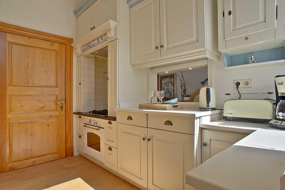 Hier sieht man die Durchreiche zum Essbereich