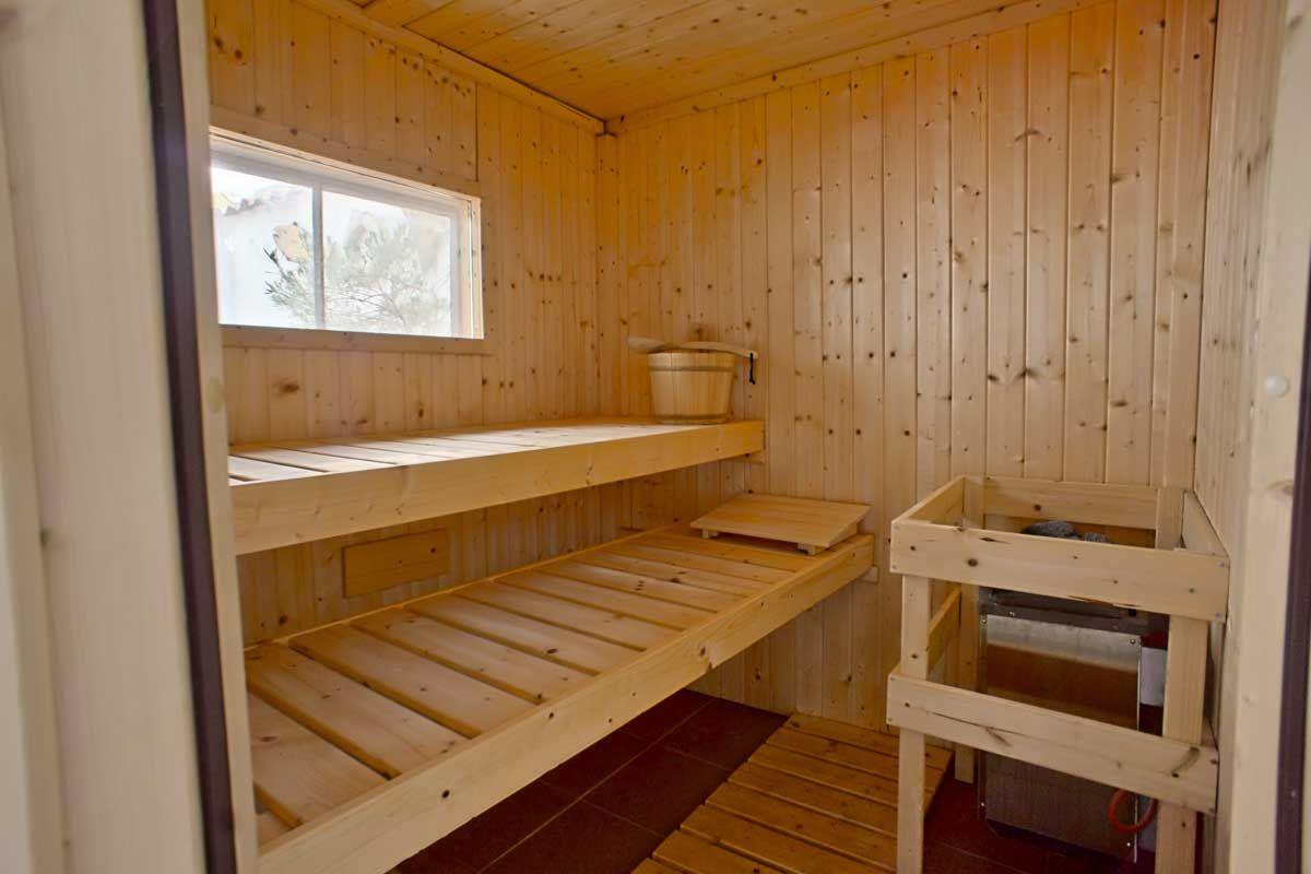 Die Sauna befindet sich in einem Schuppen, der an den Innenhof grenzt