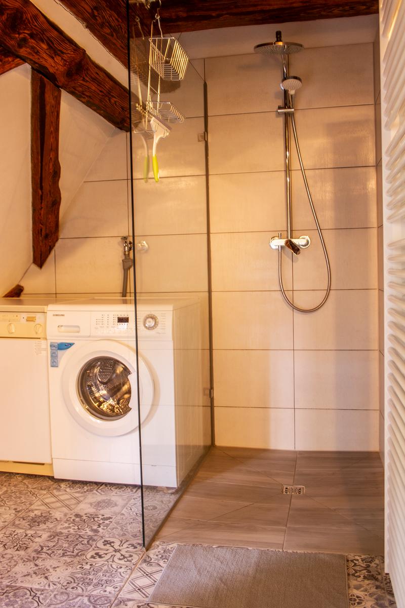 Tageslicht Badezimmer mit ebenerdiger Regendusche, Waschmaschine und Trockner