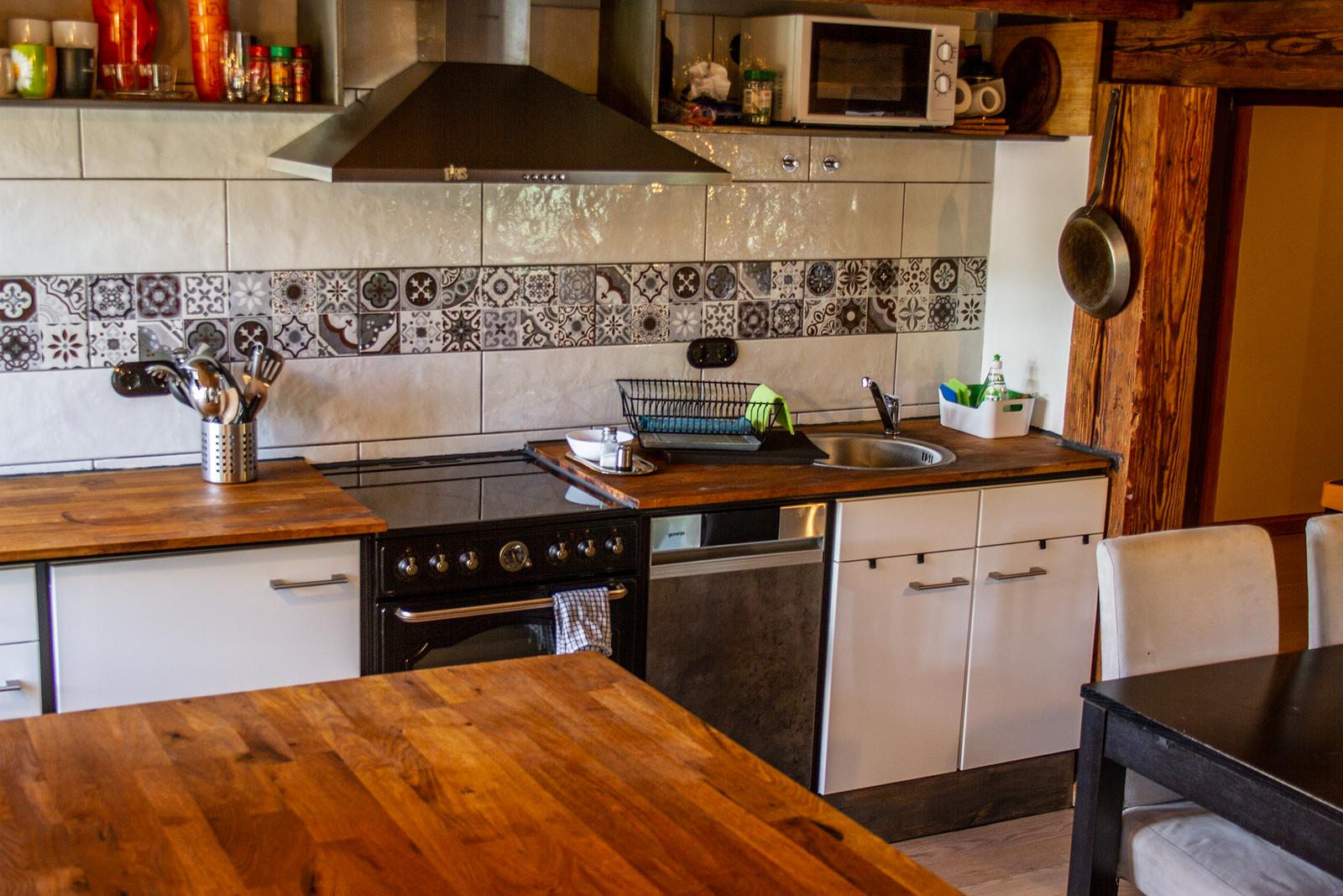 Wohnküche mit Cerankochfeldern, Backofen, Mikrowelle, Kaffemaschine, Kapselkaffeemaschine, Toaster, Spülmaschine