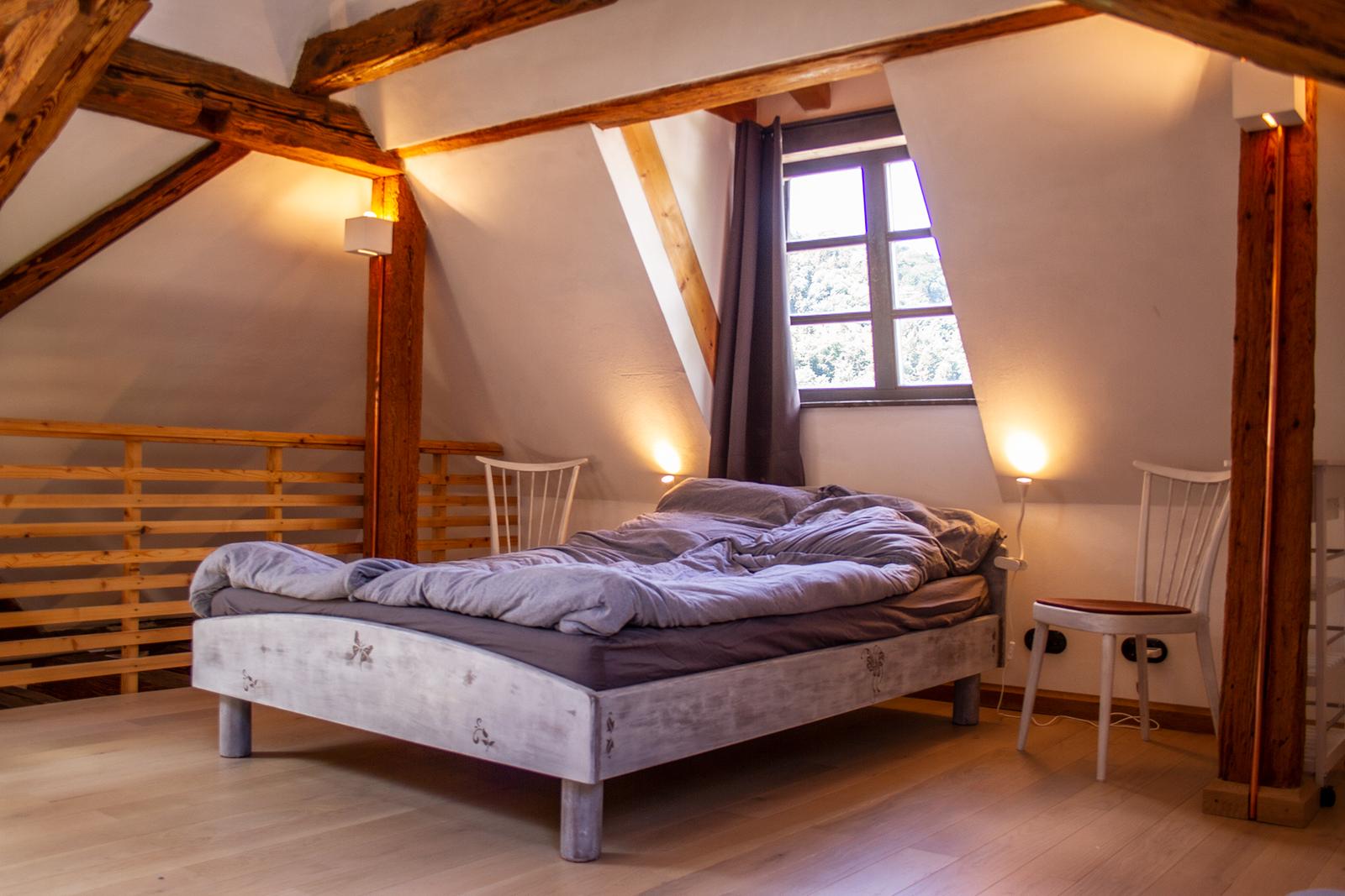Galerieebene als zweites Schlafzimmer mit Doppelbett und zwei Einzelbetten