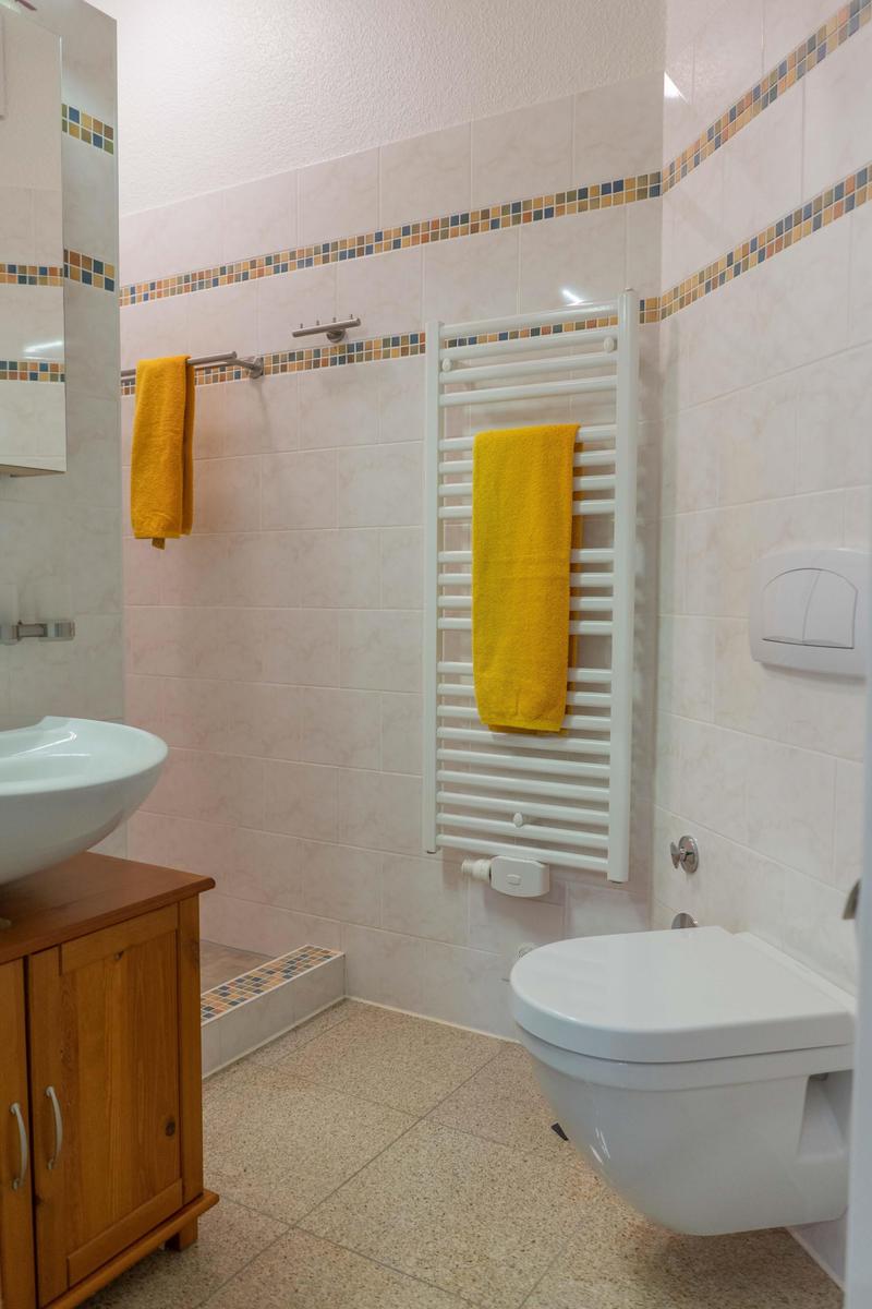 Ihr WC und der durchgang zur Dusche