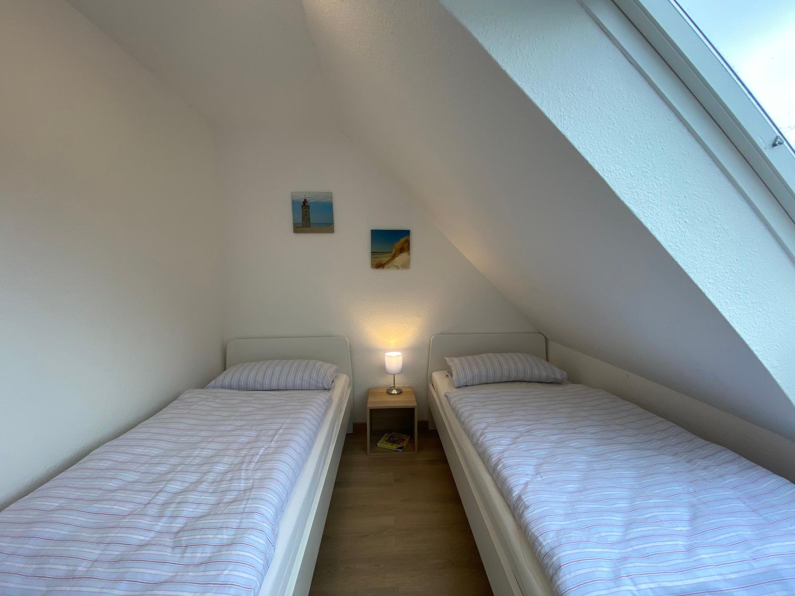 Schlafzimmer mit zwei Einzelbetten