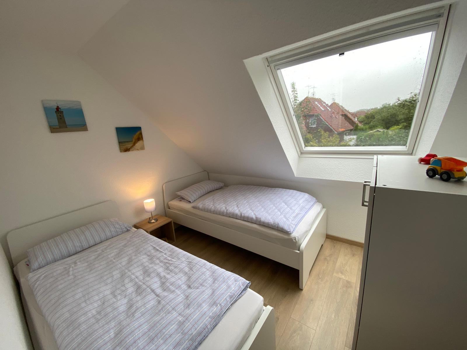 Schlafzimmer mit zwei Einzelbetten