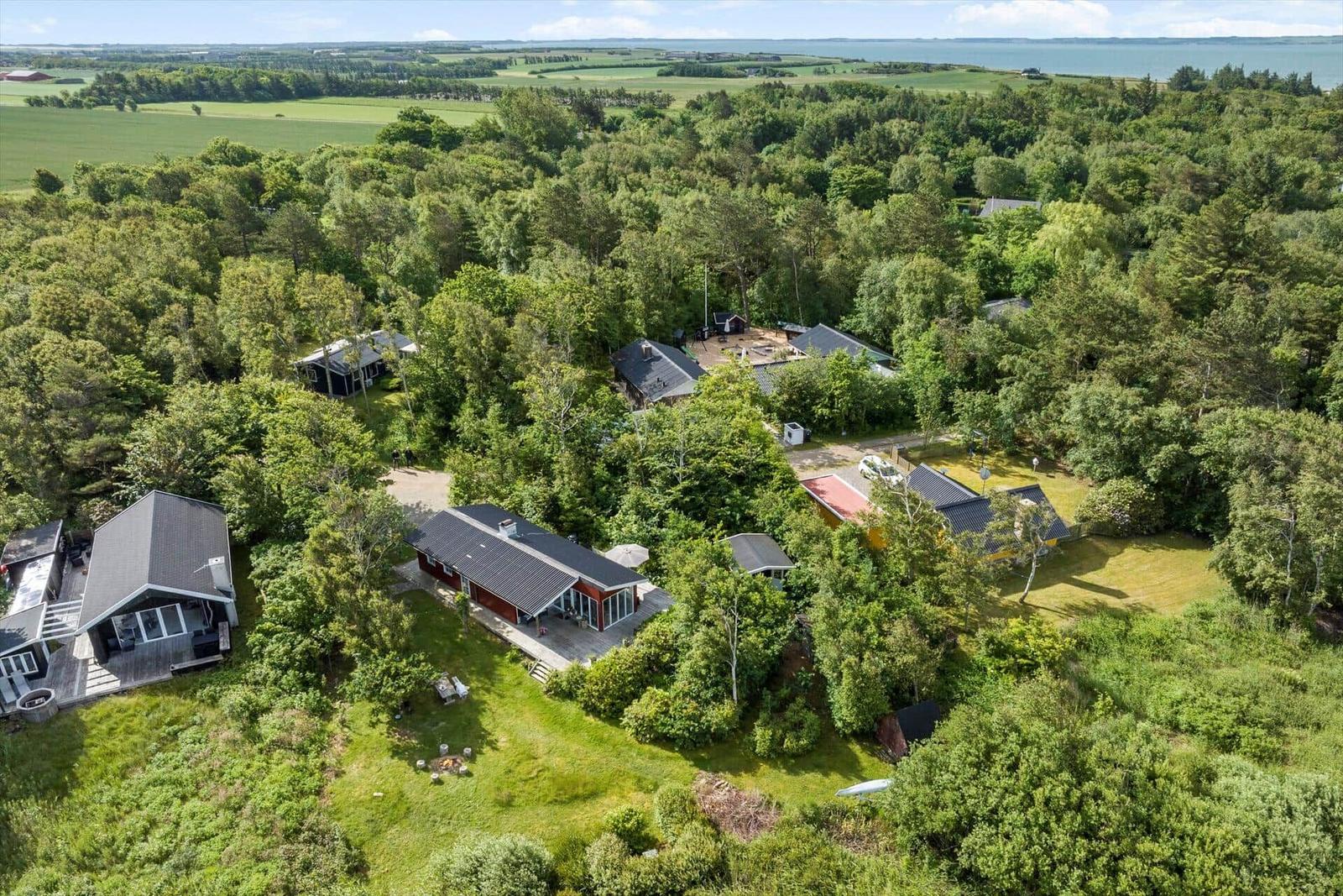 Haus in Wald mit Blick auf See