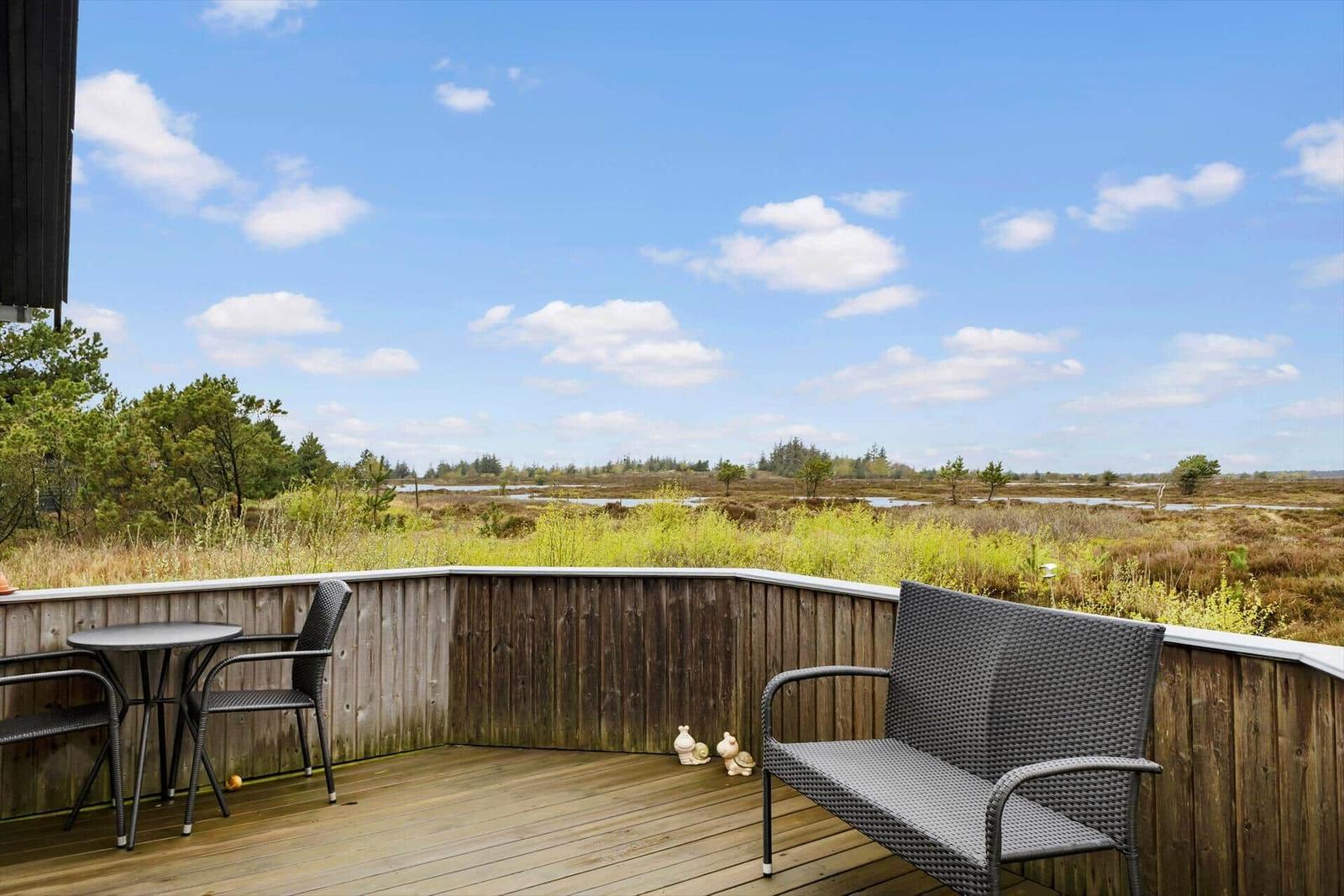 Terrasse mit Sitzgelegenheiten und Blick auf das Moor