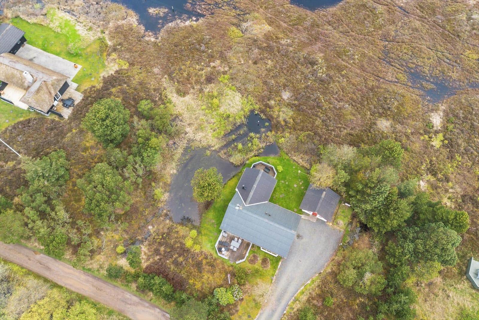 Haus mit Garten und Fluss im Wald