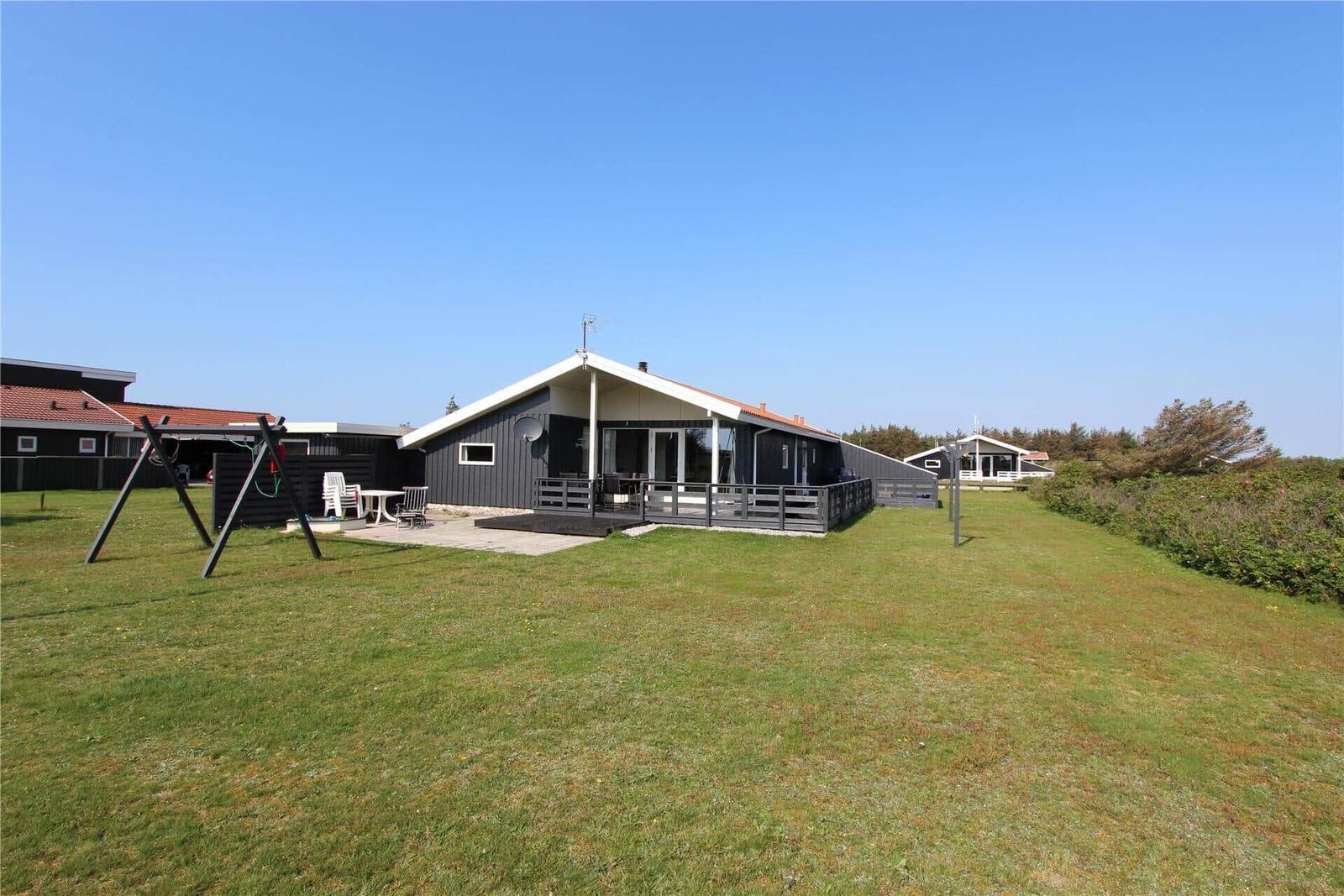 Moderne Ferienhaus mit Terrasse und Garten. Spielgeräte und Sitzgelegenheiten vorhanden.