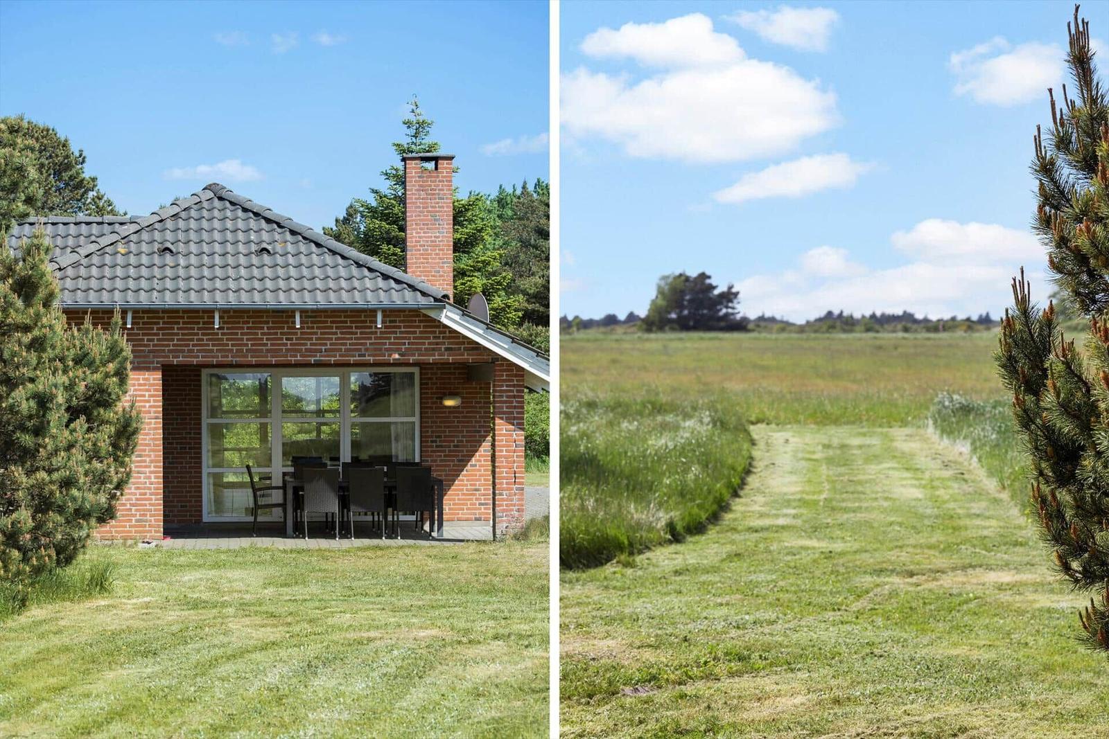 Einzelzimmer mit Terrasse und Garten. Blick auf grünes Feld unter blauem Himmel.